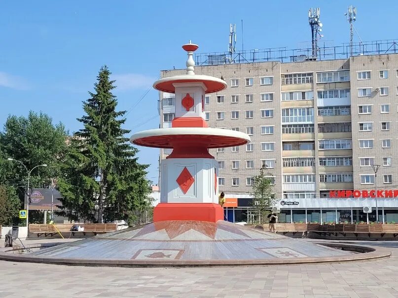 Площадь горького каменск уральский. Каменск-уральский фонтан на площади. новый фонтан каменск уральский. каменск уральский фонтан 2025.