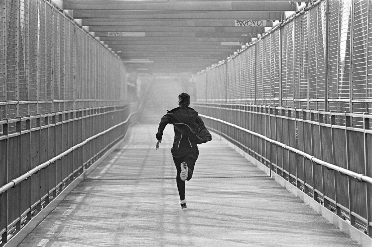 Гнаться за жизнью. Парень убегает. Человек убегает Эстетика. Человек на мосту. Бежать от проблем.