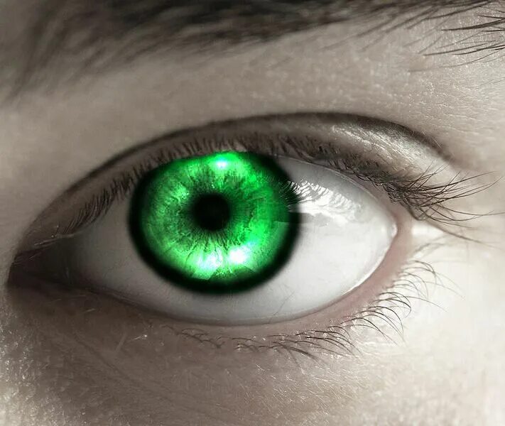Тайпан глаза изумруды песня. Минин зеленый глаз. Изумрудный цвет глаз. Изумрудно зеленые глаза. Цветные глаза.
