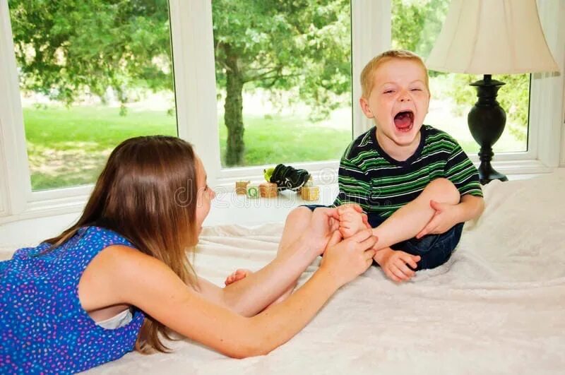 Щекотка мальчика. Дети в носках. Щекотка мальчика. Щекотка детей. Щекотка девочек.