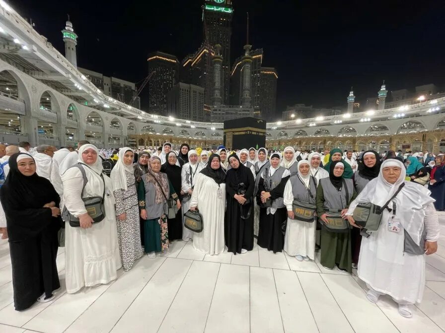 Умра гиды. Умра для снг. Умра для снг. Умра для снг. Пластиковая макет для встречи паломников умра.