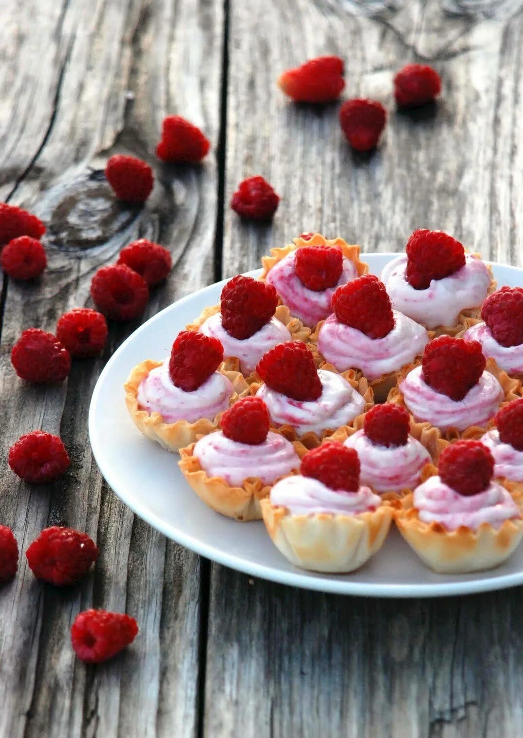 малиновое пирожное. ягодный десерт. красивые пироженки. сладости тортики. пирожные.