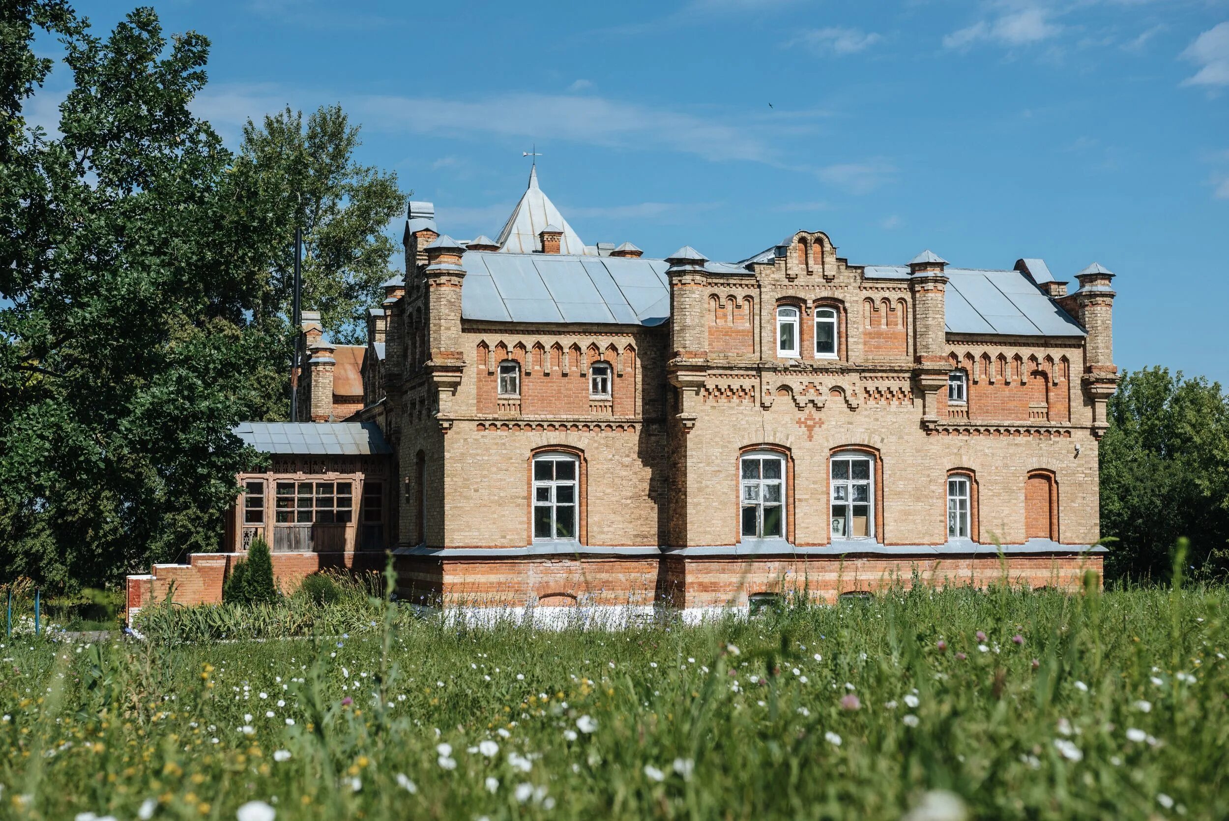 Курская область страна. Дворец для любимой Сафоновка Курская область. Усадьба «дворец для любимой» Кореневский район. Сафоновка Курская область Кореневский район. Дворец для любимой Курская область в селе Сафоновка.