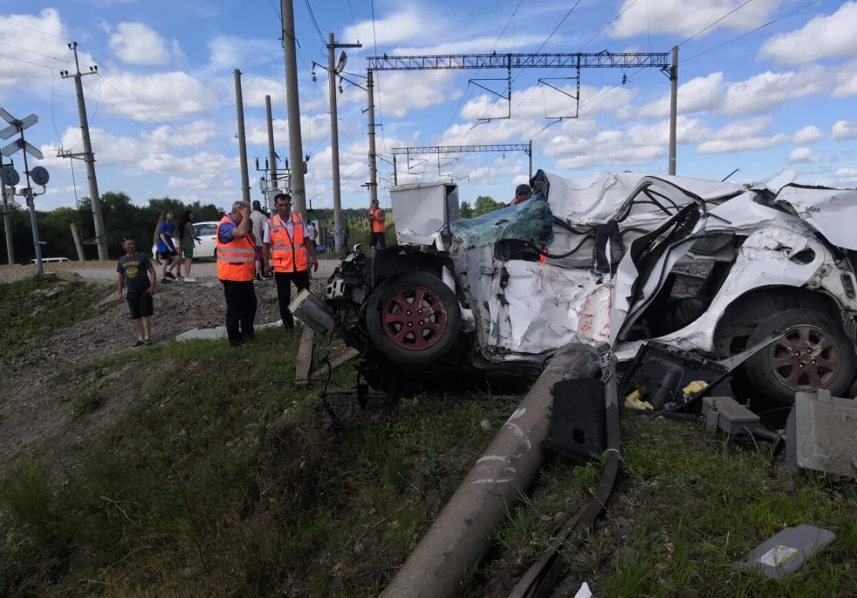 Список погибших на переезде. Столкновение поезда с авто. Столкновение поезда с машиной. Авария в Амурской области.