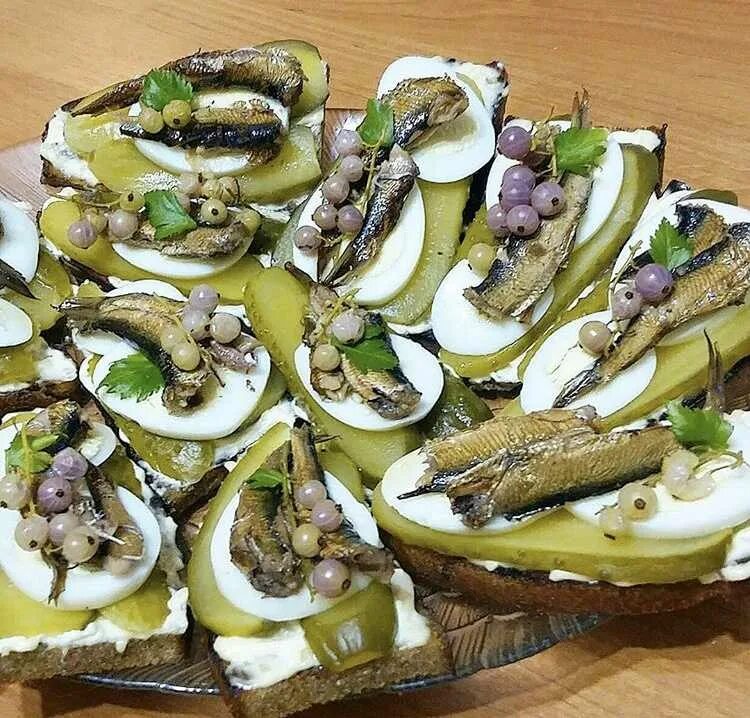 Вкусные бутерброды со шпротами. Яйца фаршированные шпротами. тартинки со шпротами. тапас со шпротами. брускетты со шпротами и огурцом.