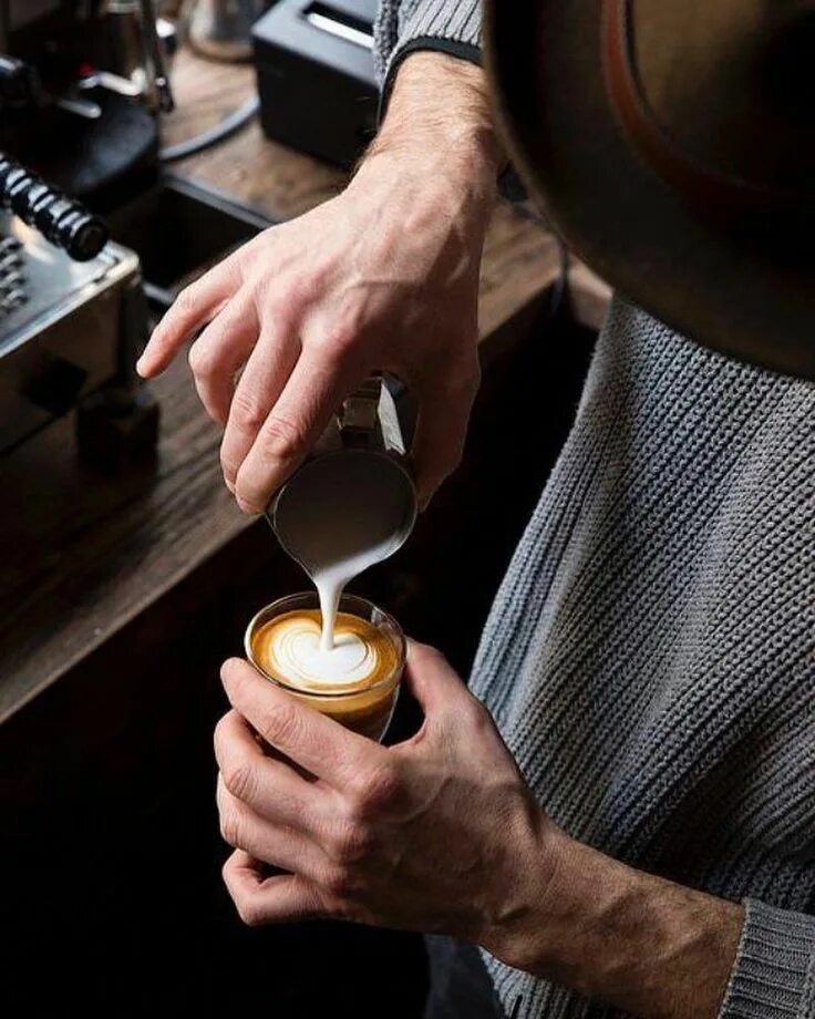 Бариста крема. Мужской кофе. Бариста. Мужская рука с кофе. Чашка кофе в мужских руках.