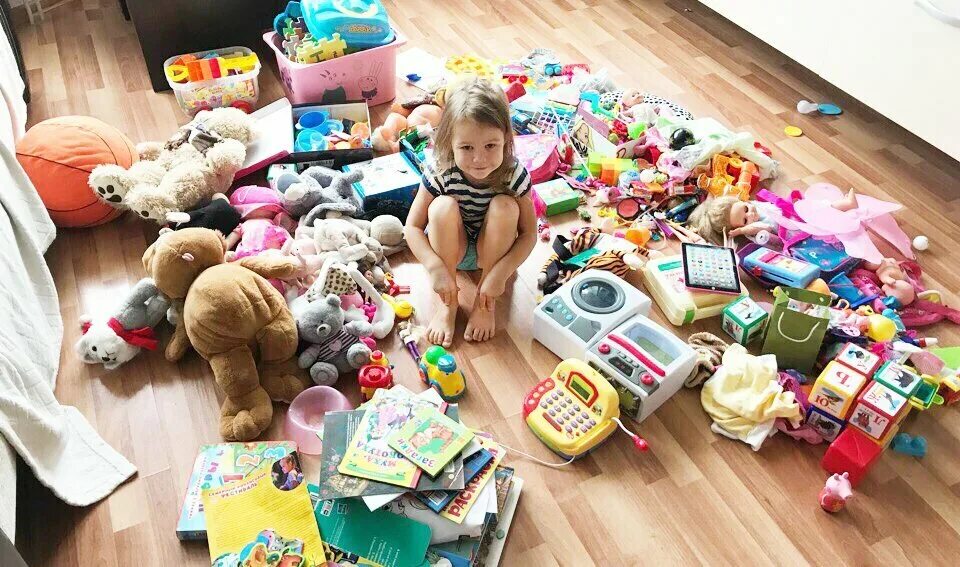 Девочку много игрушек. Разбросанные игрушки. Беспорядок в детской комнате. Ребенок разбрасывает игрушки. Игрушки в детской комнате бардак.