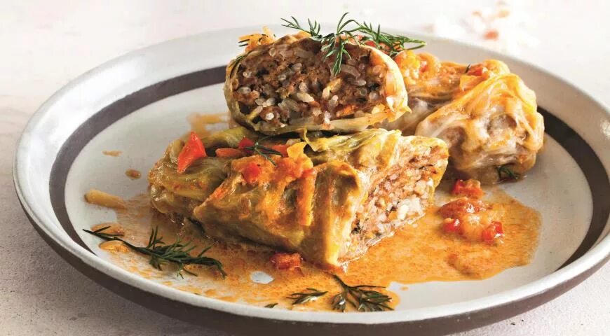 Голубцы с томатной пастой. Ленивые голубцы. Голубцы в кастрюле. Голубцы на сковороде в томатно сметанном. Голубцы из мангольда в сметанном соусе.