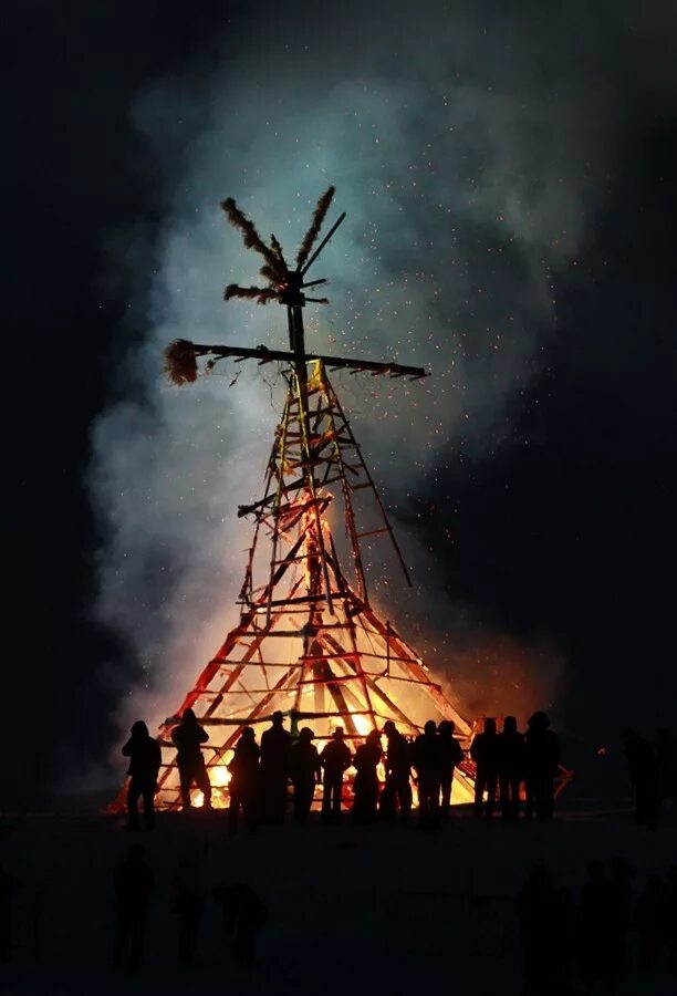 Несчастье стар. Горящее чучело на Масленицу. Масленичное пугало. Нарисовать жигани чучела. Сожжение на костре детей.