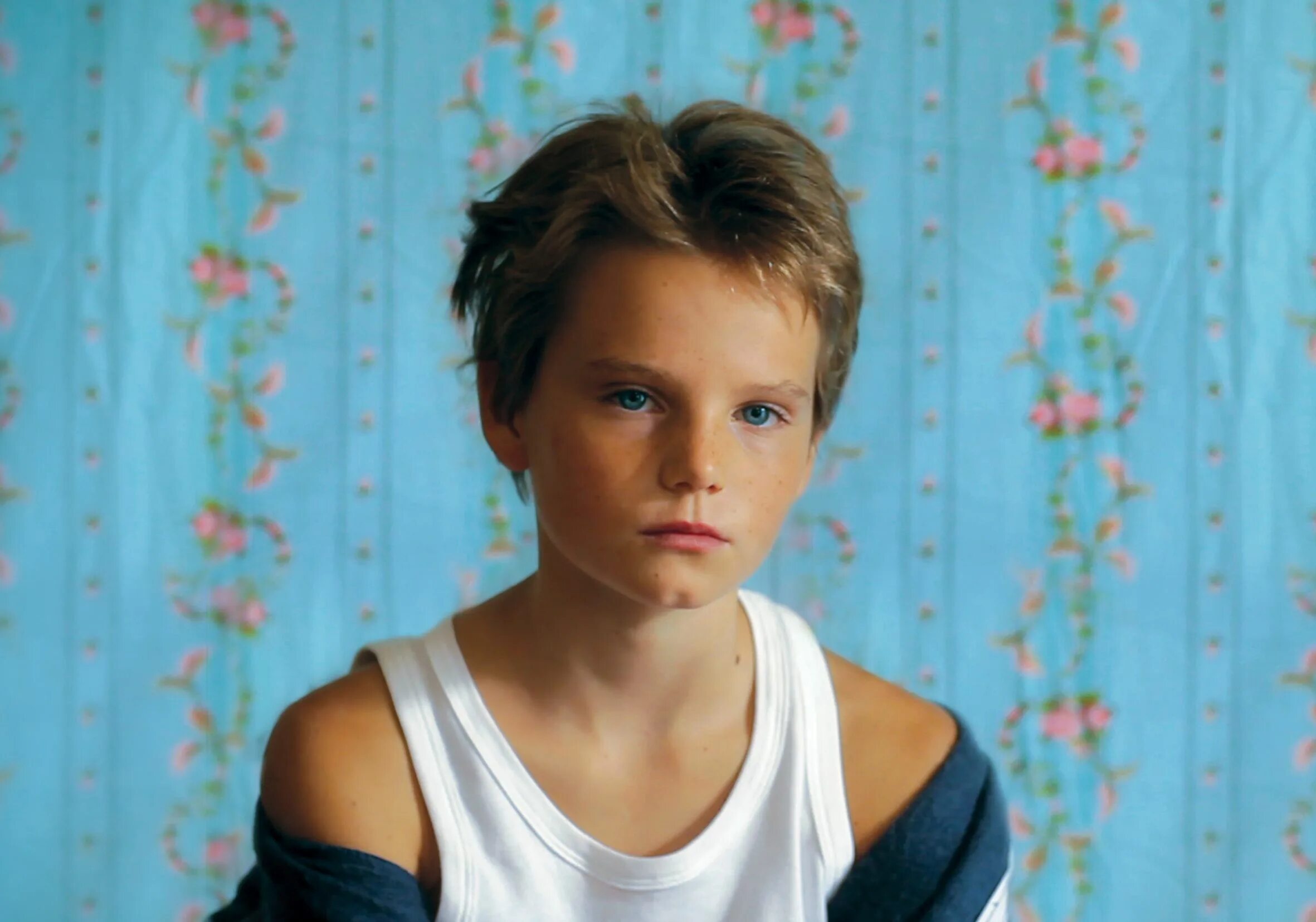 Подросток плачет. Boy kids videos. Мальчики в пижамах босиком. Ребенок играющий в приставку. Boy playing game.