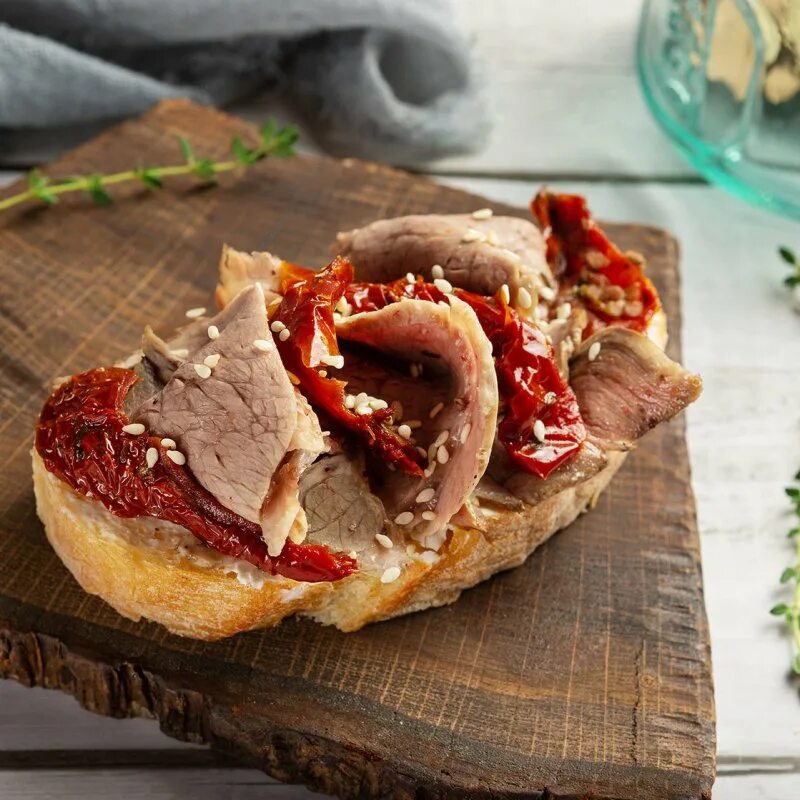 Ростбиф из говядины. Ростбиф вяленый. Брускетта с ростбифом. Вяленая говядина барбекю. Сушеное мясо.