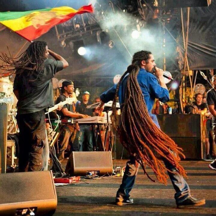 Русское регги слушать. Ямайский музыкант Боб Марли. Рэгги, Ямайка музыкант. Дэмиан Марли музыкант. Боб Марли на концерте.