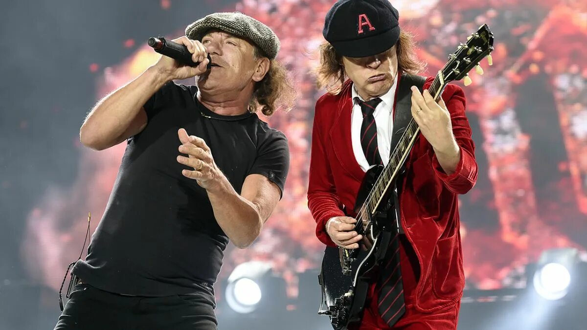 Что такое ac dc. Brian Johnson AC DC. AC DC 2020. AC/DC группа 2019. Брайан Джонсон AC/DC 2021.