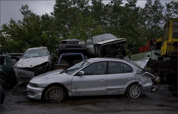 Ваз 2114 автосвалка. Автосвалка пенза паз. Автомобильная свалка. Ваз 2114 автосвалка. Свалка автомобилей в москве.