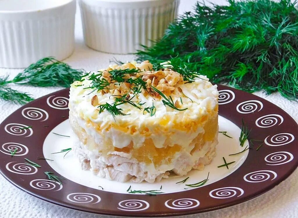 Салат с ананасом и курицей копченой слоями. Слоёный салат курица под снегом. Салат с ананасом. Слоёный салат с курицей и ананасами. Салат с ананасом и курицей слоями.