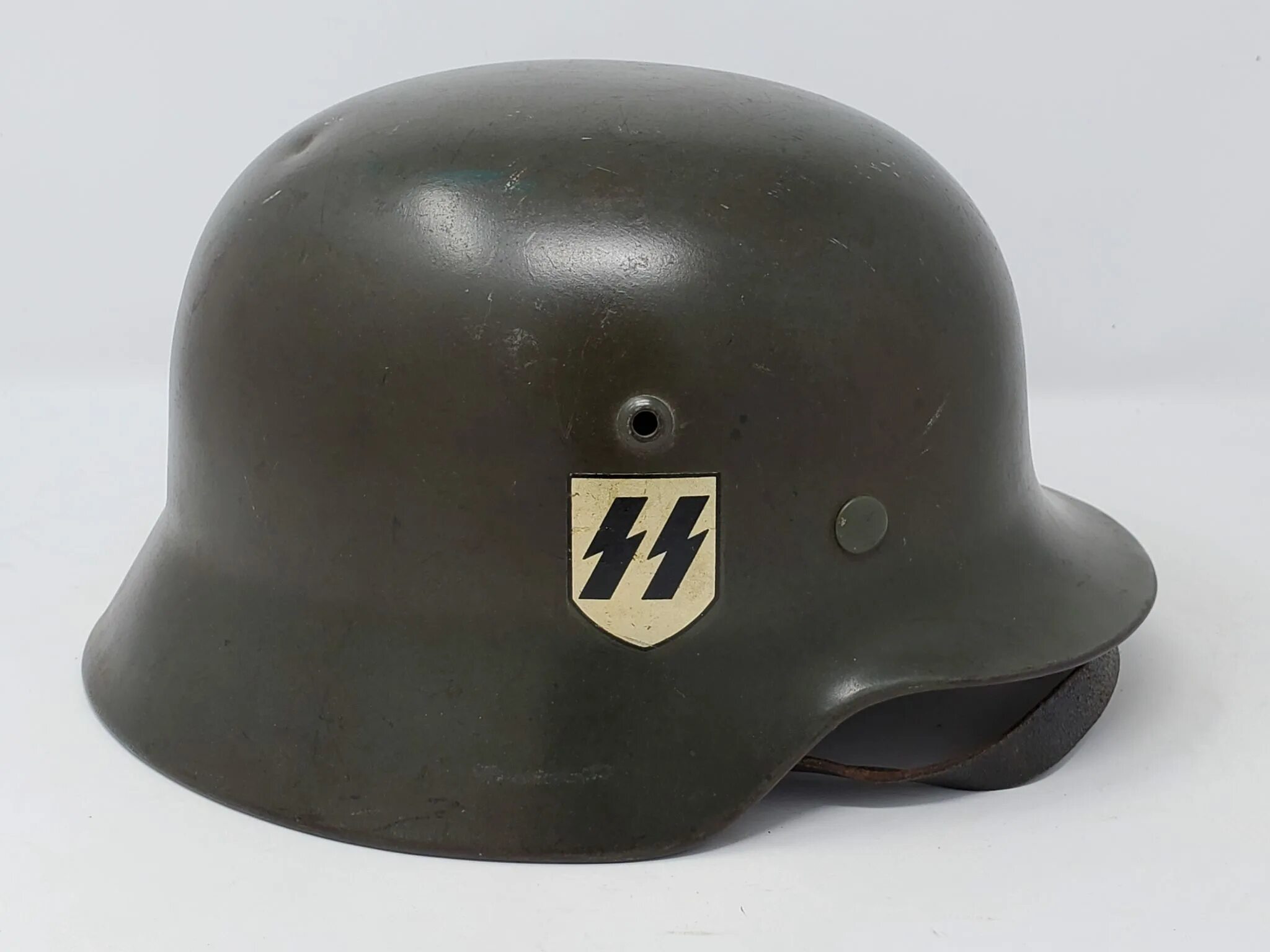 Сколько стоит сс. Stahlhelm m1916. Stahlhelm m35 SS. Каска m35 СС. M40 Helmet.