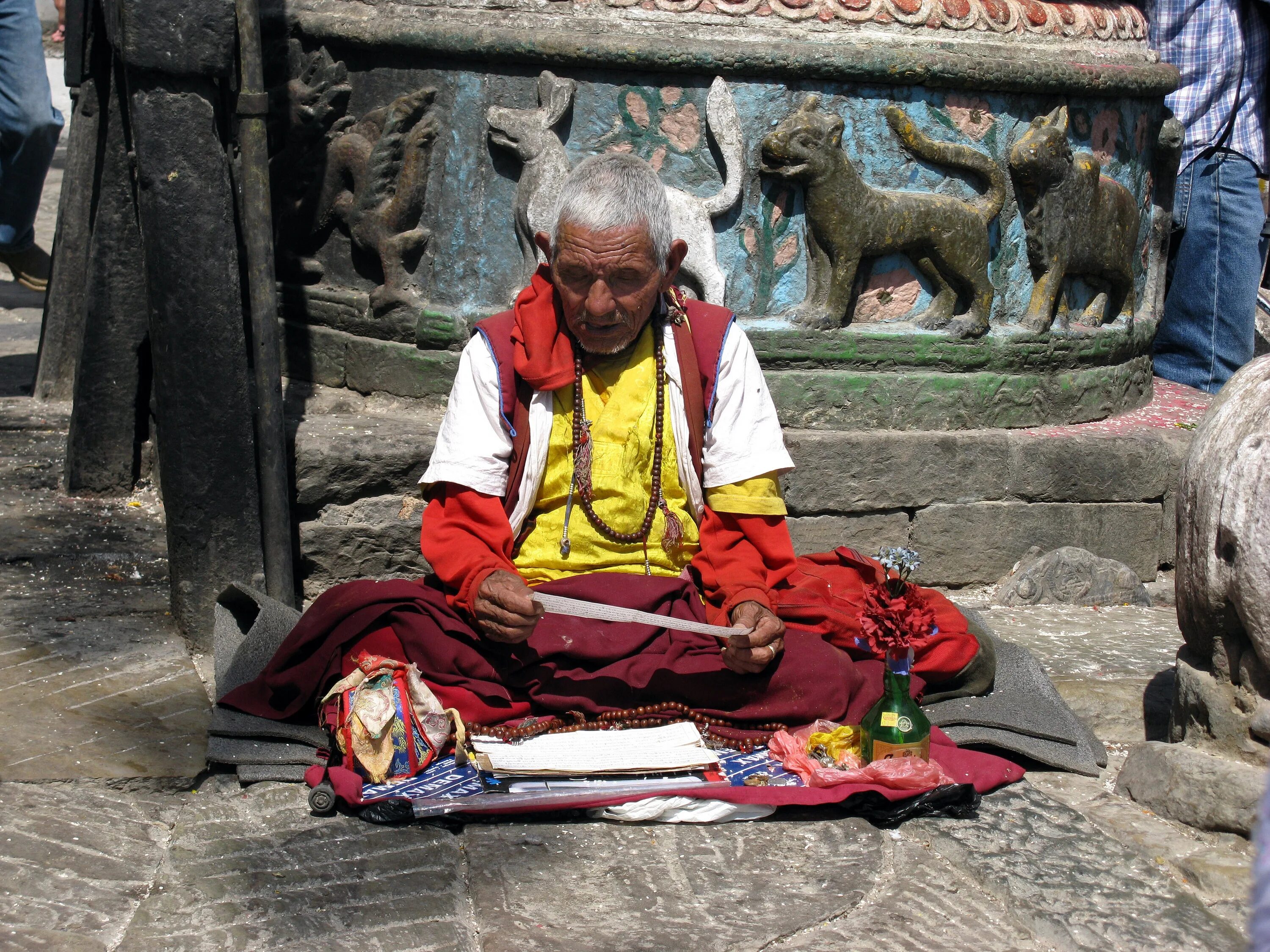 Монах долгожитель. Буддистский монах Тибет. Тибет монахи тибетский моление. Непал.Тибет.монахи. Непал Тибет буддисты.