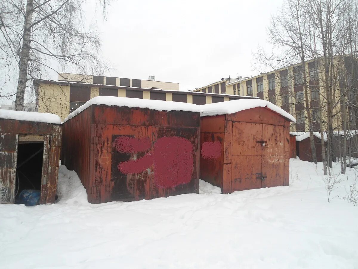 Старые гаражи на новорогожской улице памятник архитектуры. Гаражи автовладельца. Незаконные гаражи. Незаконные гаражи. Гараж владелец.