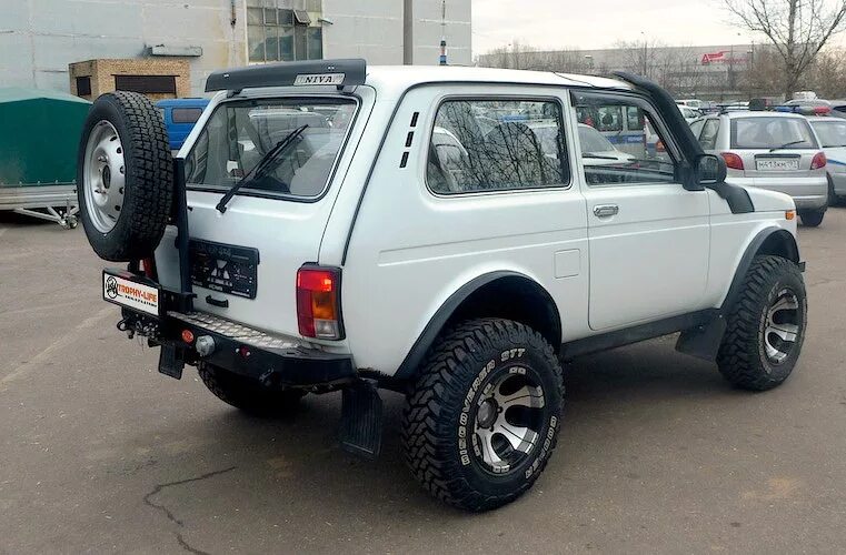 Задние фонари нива 21214. Ваз 2121 зад. Rival бампер ваз 2131. Задок нива. Задок нива.