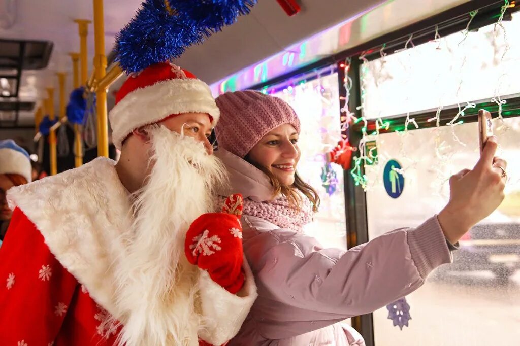 Дедморобус санкт-петербург. Автобус дедморобус. Новогодний транспорт. Автобус деда мороза. Встреча нового года в автобусе.