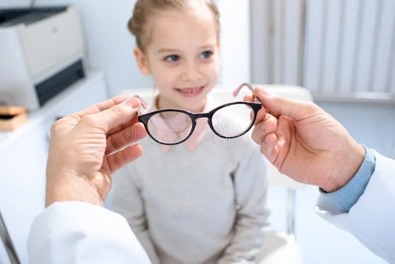 Зрение 9 10. Гаджеты и дети плохое зрение. Дети с плохим зрением в очках. Дети в очках для зрения фото. Контактные линзы или лечебные очки для детей.