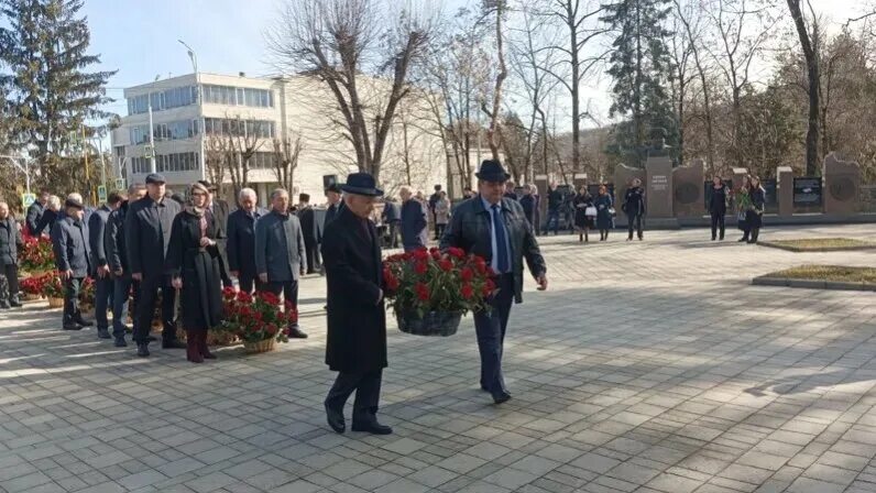 80 лет балкарскому народу. Мемориал балкарцам в Нальчике. Возложение цветов к памятнику. Митинг у мемориала жертвам репрессий балкарского народа. Кабардино-Балкария люди.