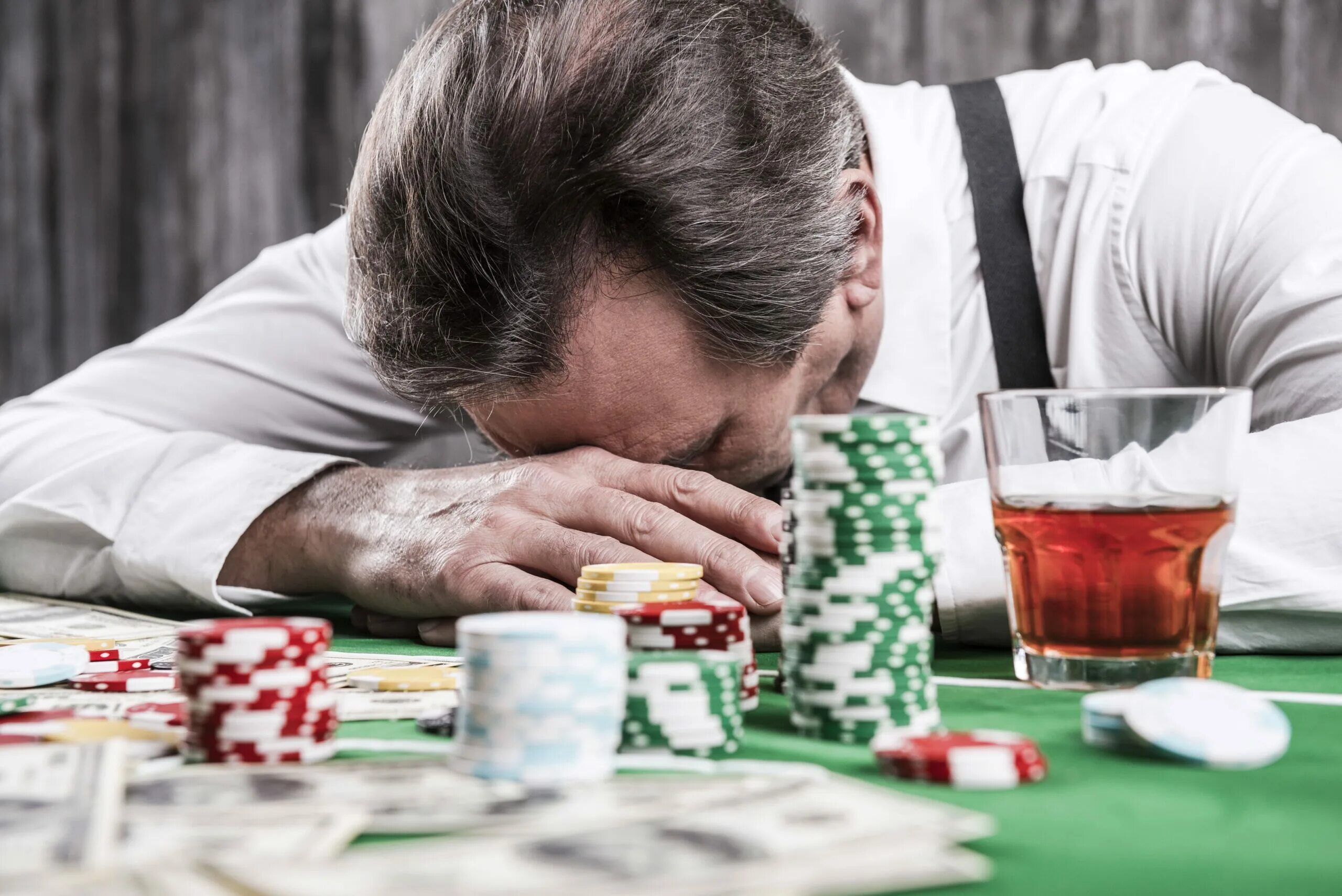 Почему играют в азартные игры. Азартные игры зависимость. Азартный человек. Проиграл в казино. Проигрыш в казино.