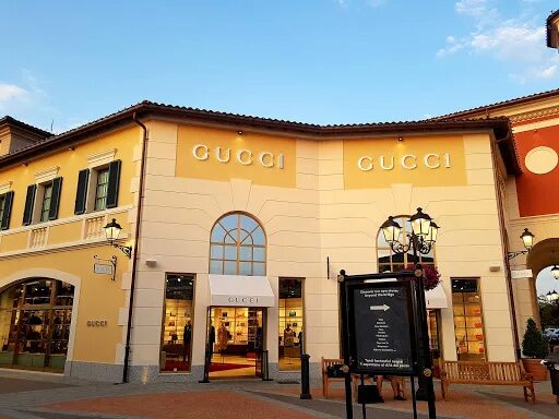 Serravalle outlet. Серравалле аутлет. Аутлет гуччи в Серравалле. Аутлет Серравалле в Милане.