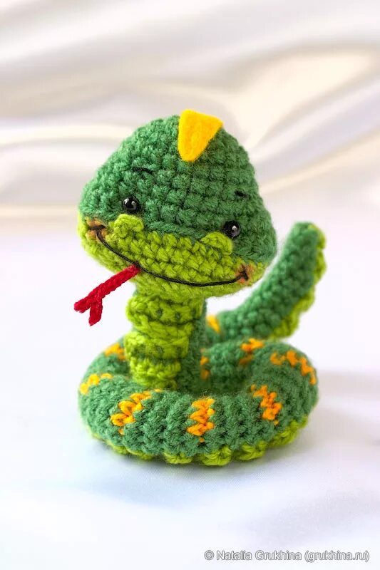Змейка из пряжи крючком. Змея-амигуруми - символ 2013 года. Вязаные змейки крючком амигуруми. Вязаная змея. Вязаная игрушка змея.