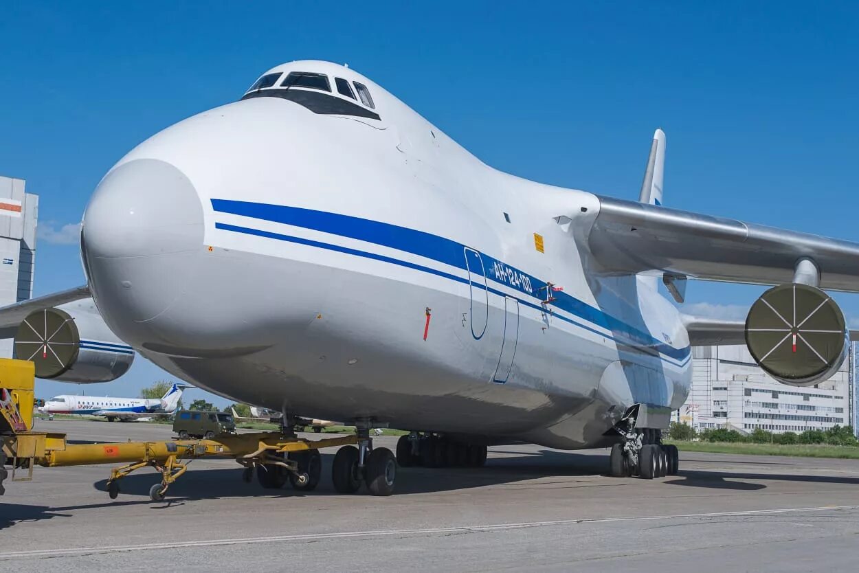 Первый грузовой самолет. АН 124 100. Ah-124-100.