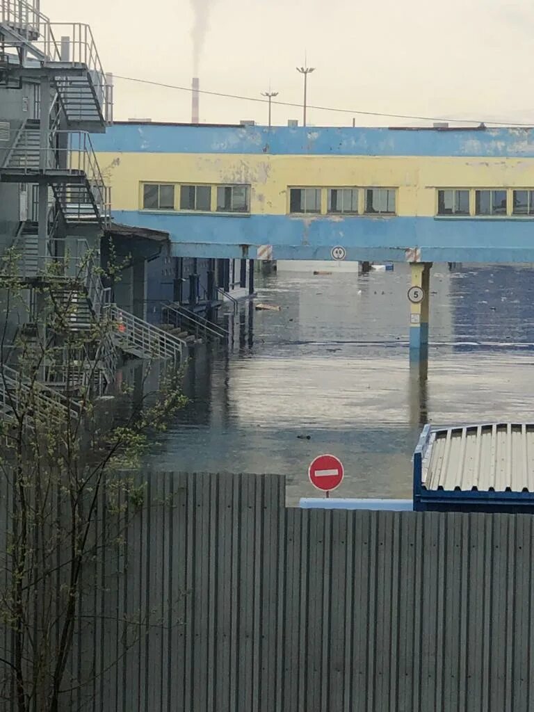 Фабричная окраина. Наводнение в Мурманске. Потоп в Мурманске Евророс. Мурманск затопило. Мурманск затопило склады Евророса.