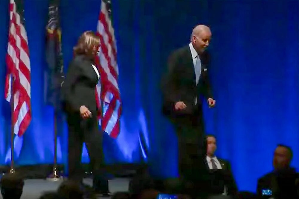 Вице президент сша. Байден со сцены. Байден со сцены. Байден заблудился. Байден со сцены.