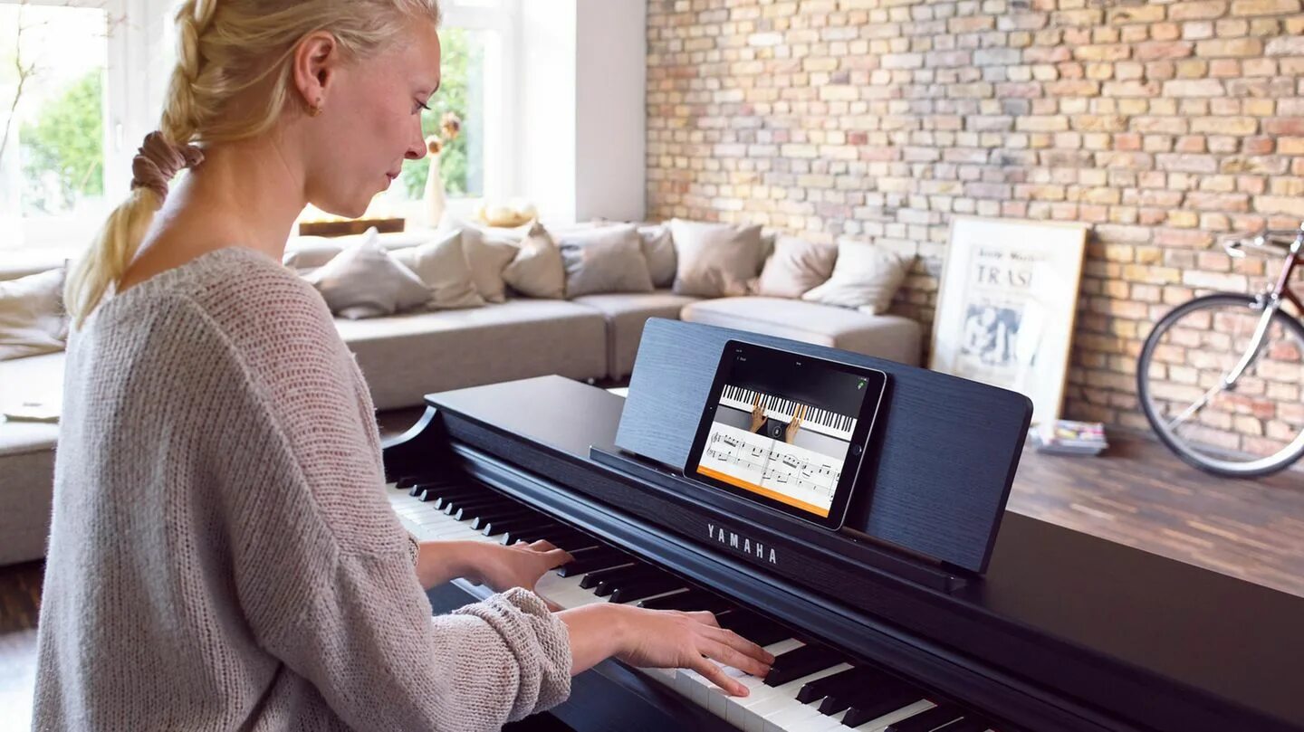 Флай играет на пианино. Музыка на пианино от которой дух. Пианист в темноте. Yamaha ydp-145wh. Руки пианистки.