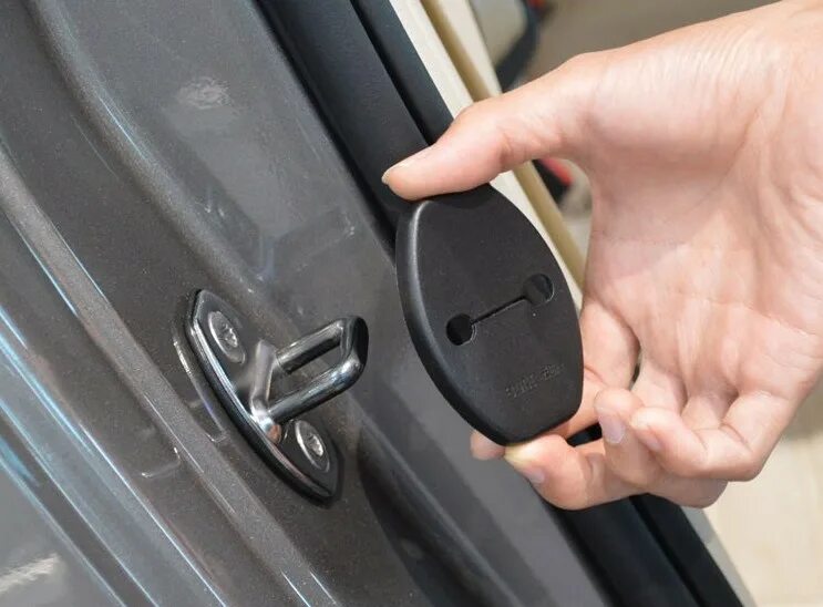 Регулировка двери ваз 2108. Не закрывается дверь автомобиля фиксируется защелка. Фиксатор петли водительской двери мазда 6. Кнопка открывания дверей в автомобиле ваз 2114. Как называется защелка на двери автомобиля.