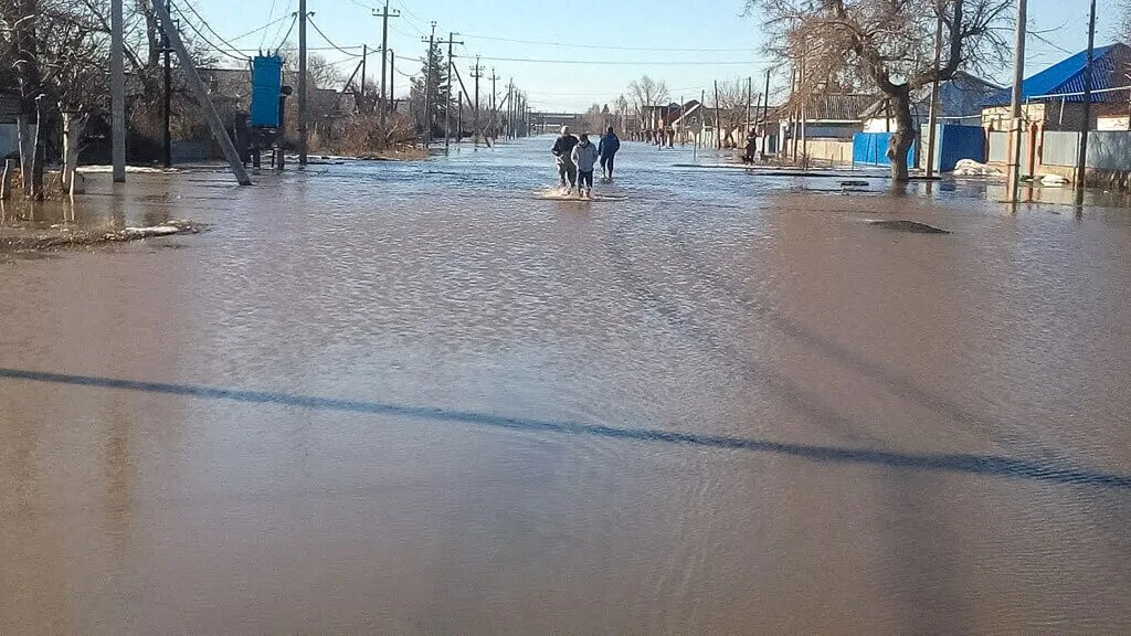 Паводок в Адамовке Оренбургской области. Разлив реки Сакмара Оренбург. Адамовка Адамовский район Оренбургская наводнение. Посёлок Адамовка Оренбургская область наводнение.