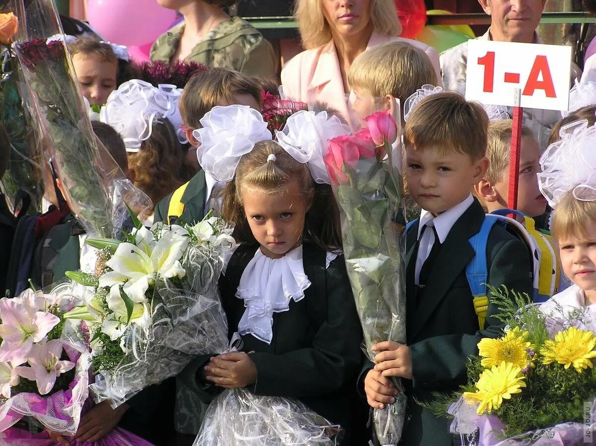 Последние новости 1 класс. Школа первоклассника. Первоклассники в классе. Дети в школе 1 сентября. Девочки на школьной линейке.