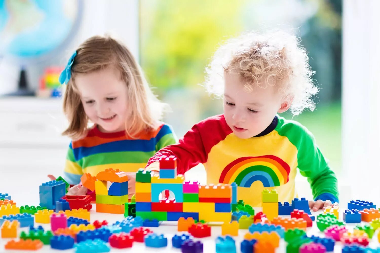 Красивая цветная игрушка. Playing colors. Дети в детском саду. Дети играют. Playing colors.