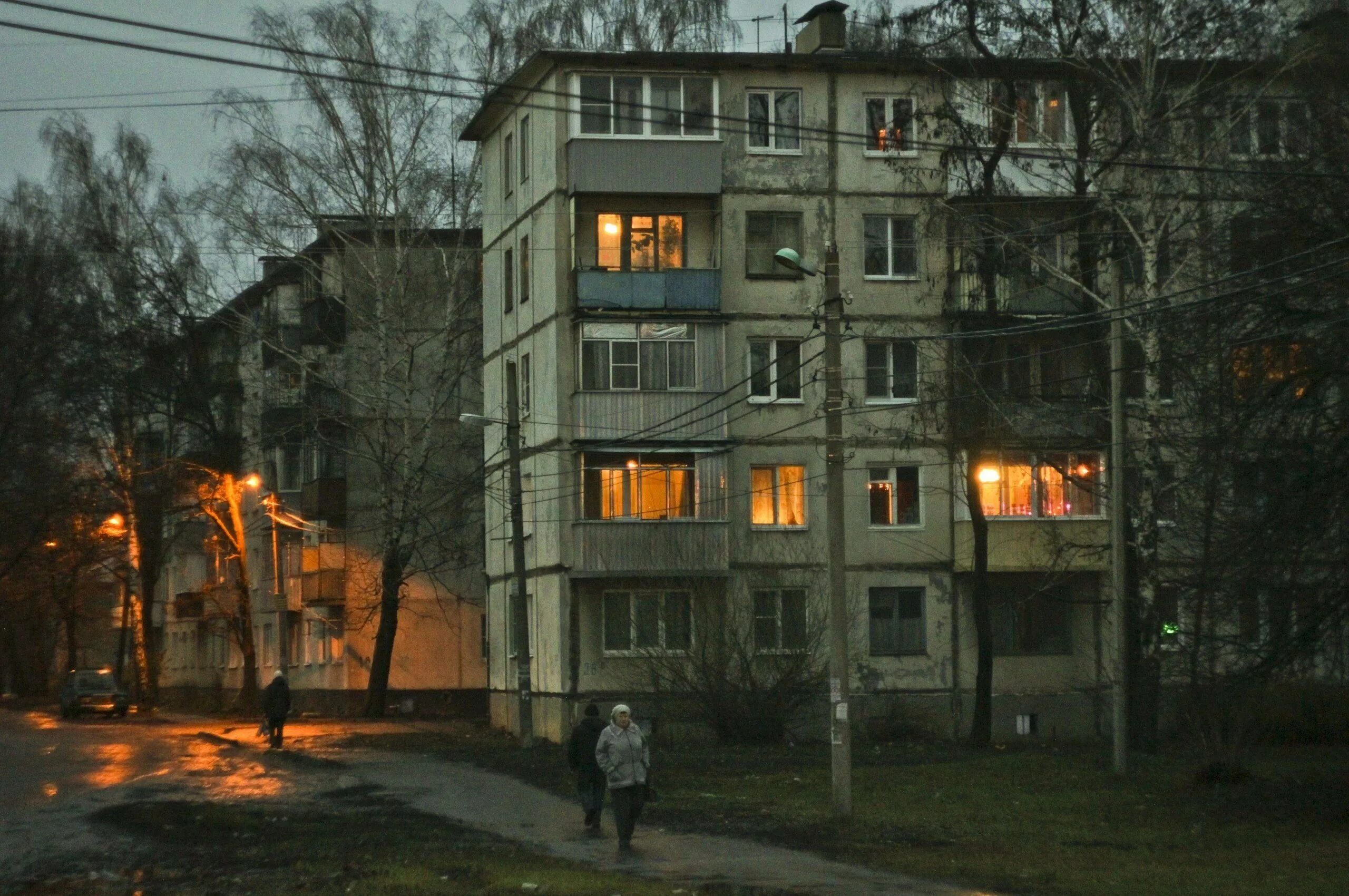 Панельная улица. Россия двор хрущевки пятиэтажки. Ночной Смоленск дворы пятиэтажки. Двор Россия 90е пятиэтажки. Самара хрущевки.