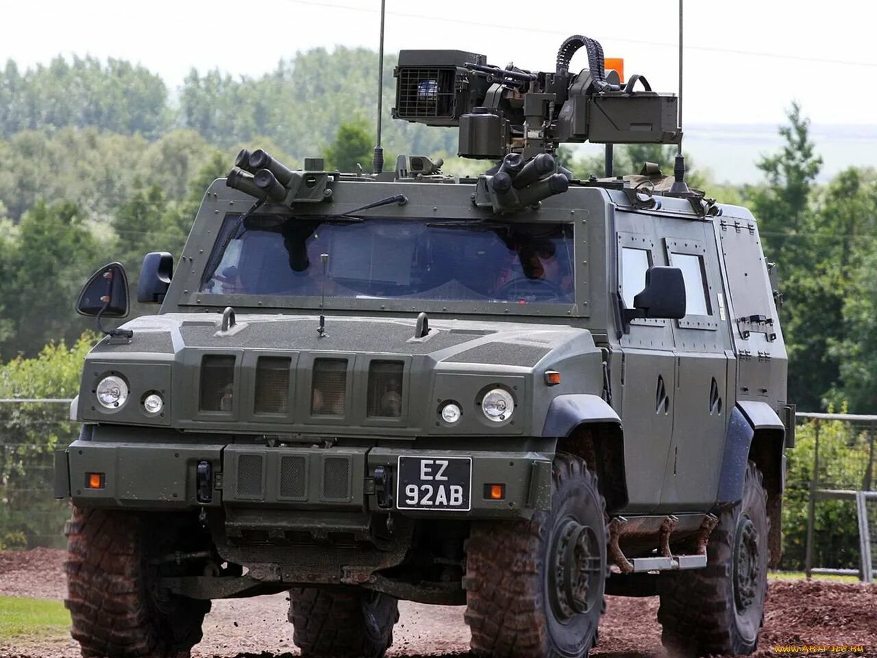 Военные боевые машины. Iveco LMV Рысь. Iveco lmv2. Iveco LMV бронеавтомобиль военный. Бронеавтомобиль Iveco Lince.
