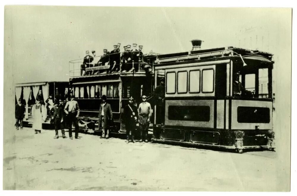 1907 первый городской автобус в каком городе. 1907 первая трамвайная линия петербург. паровой трамвай паровик. трамвай спб 19 век. первые трамваи в москве в 19 веке.