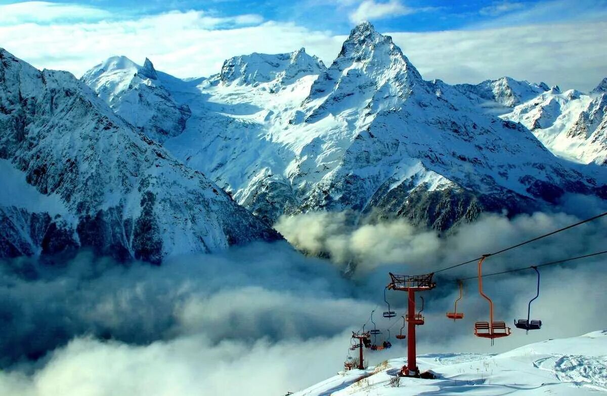 домбай курортный посёлок горы. кавказ домбай горнолыжный курорт. фото курорта домбай. поселок домбай зимой. горский дом отель 3 домбай.