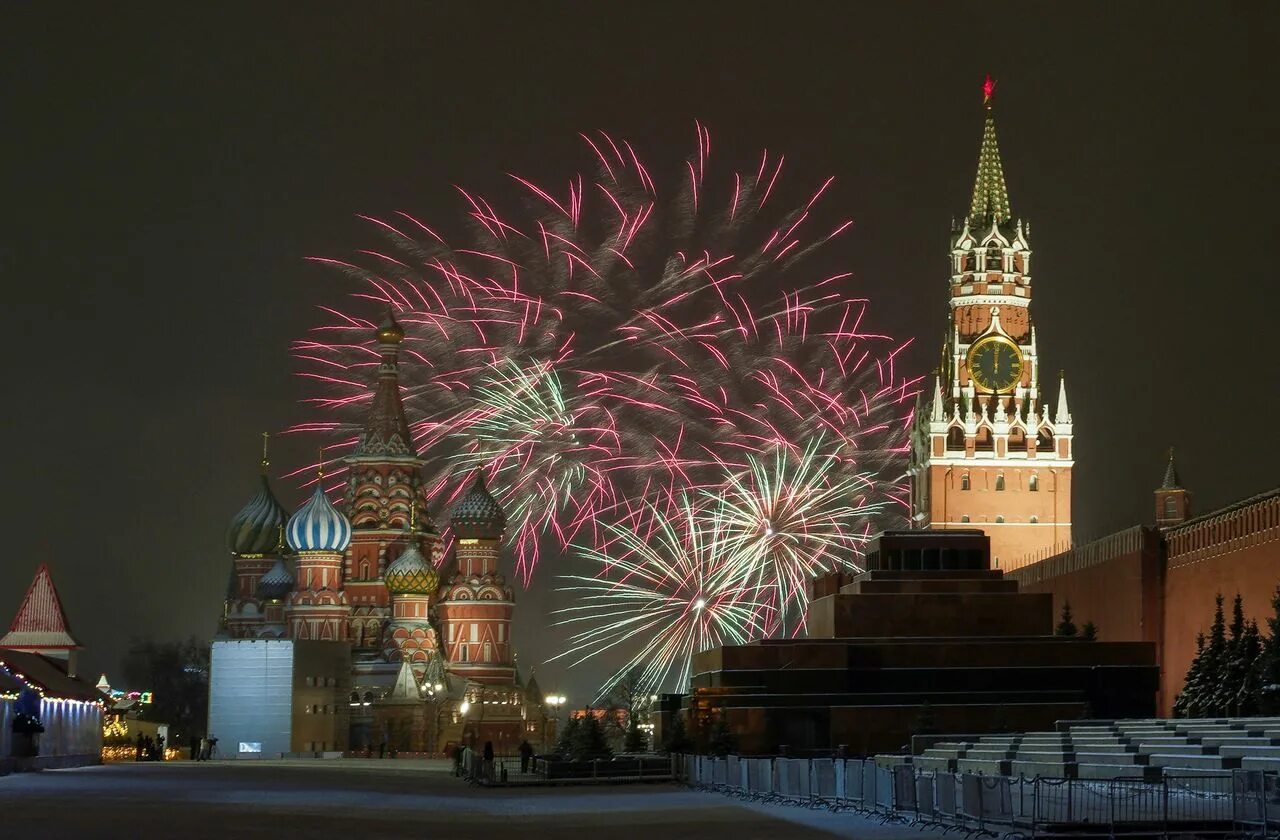 The world kremlin. Салют на красной площади 2021 в Москве. Елка в Москве 2022 на красной площади. Москва 2022. Салют в Москве 2022 на новый год.