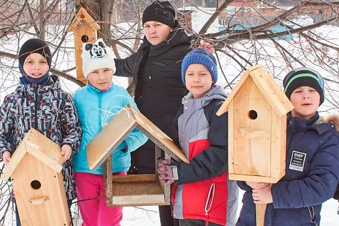 Ребята ждут пернатых гостей. Мальчик со скворечником фото. Дети ждут пернатых гостей. Тема ребята ждут пернатых гостей. Дети ждут пернатых гостей картинка.