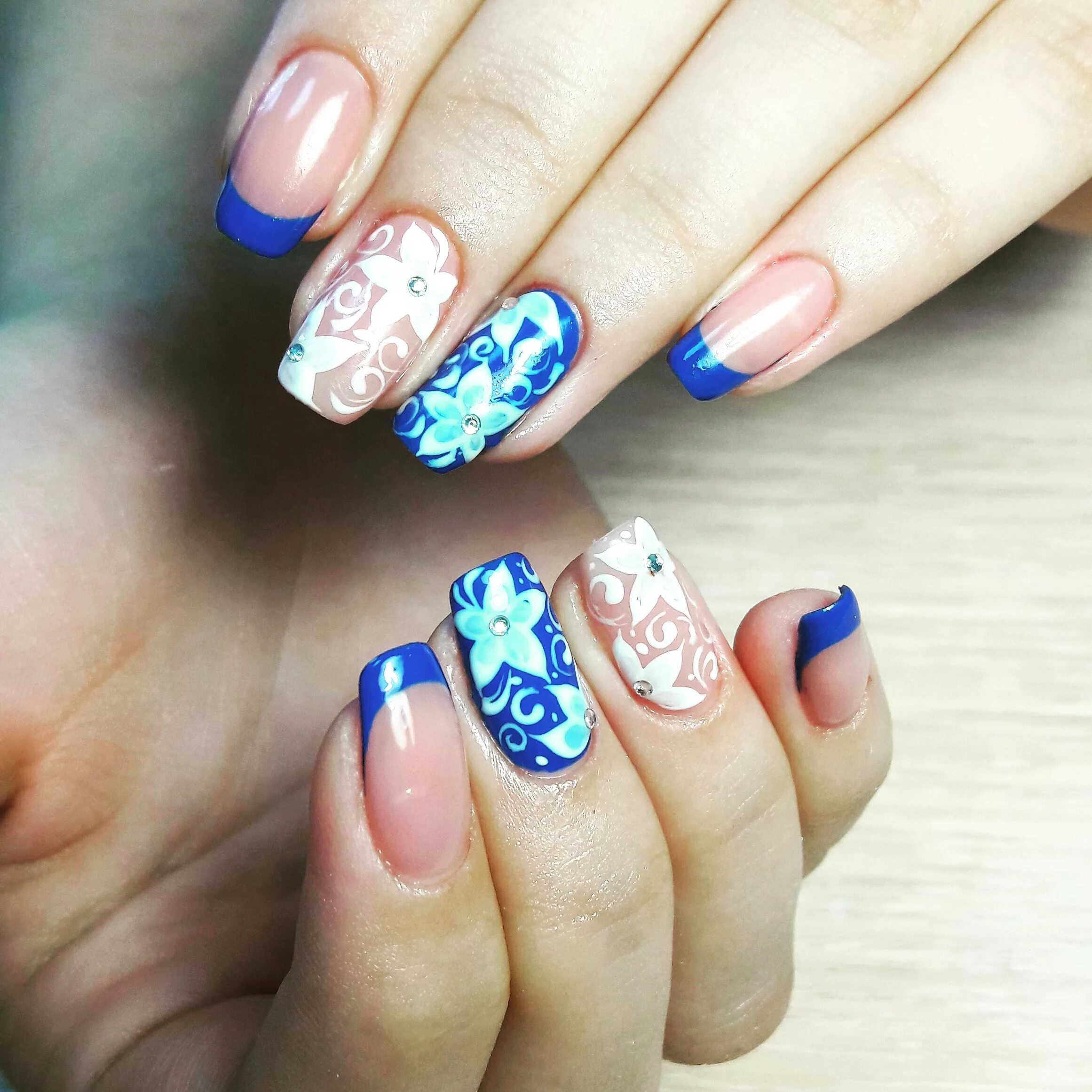 френч с синими цветами на ногтях. маникюр синий френч. ногти синий френч с цветами. синий френч. маникюр синий френч.