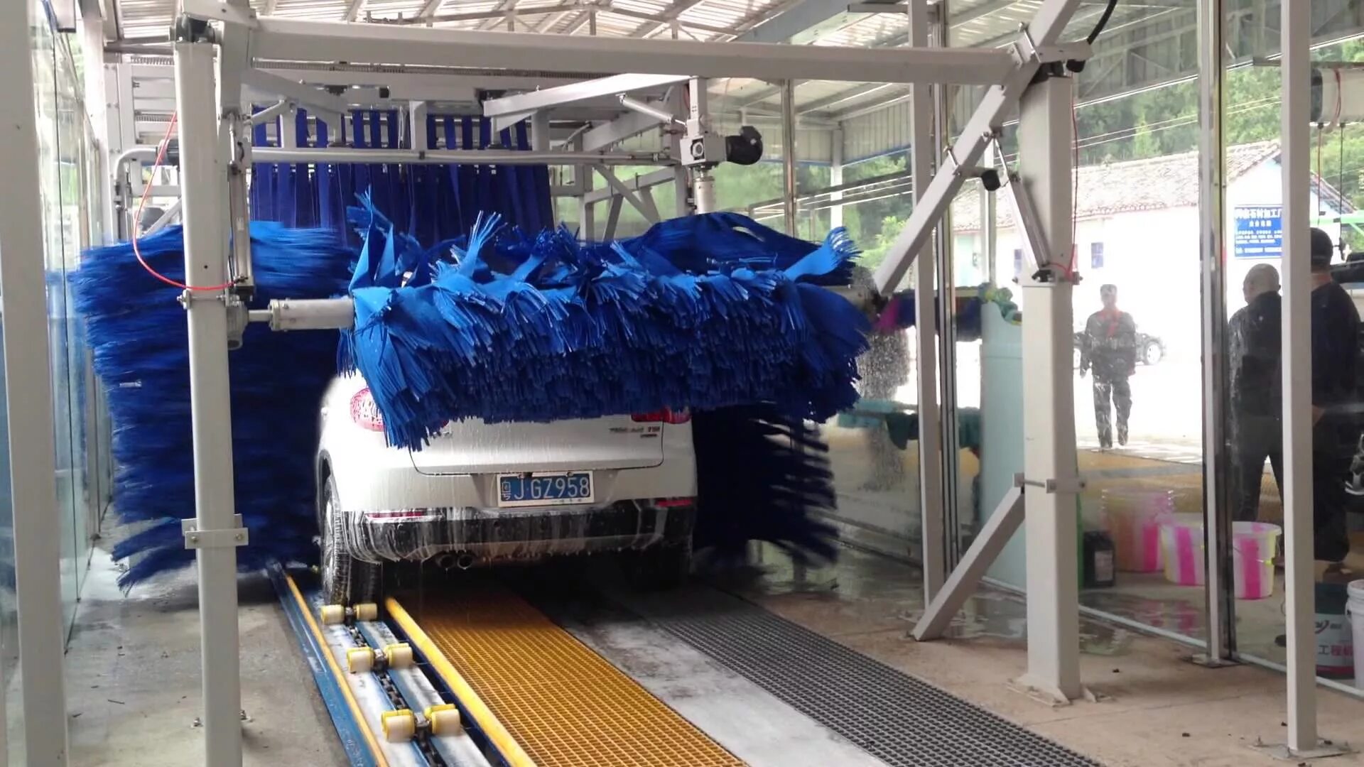 Робот моет машину. Мойка robot car wash. автоматическая роботизированная мойка. щетка автомойка. тоннельная мойка автомобилей.