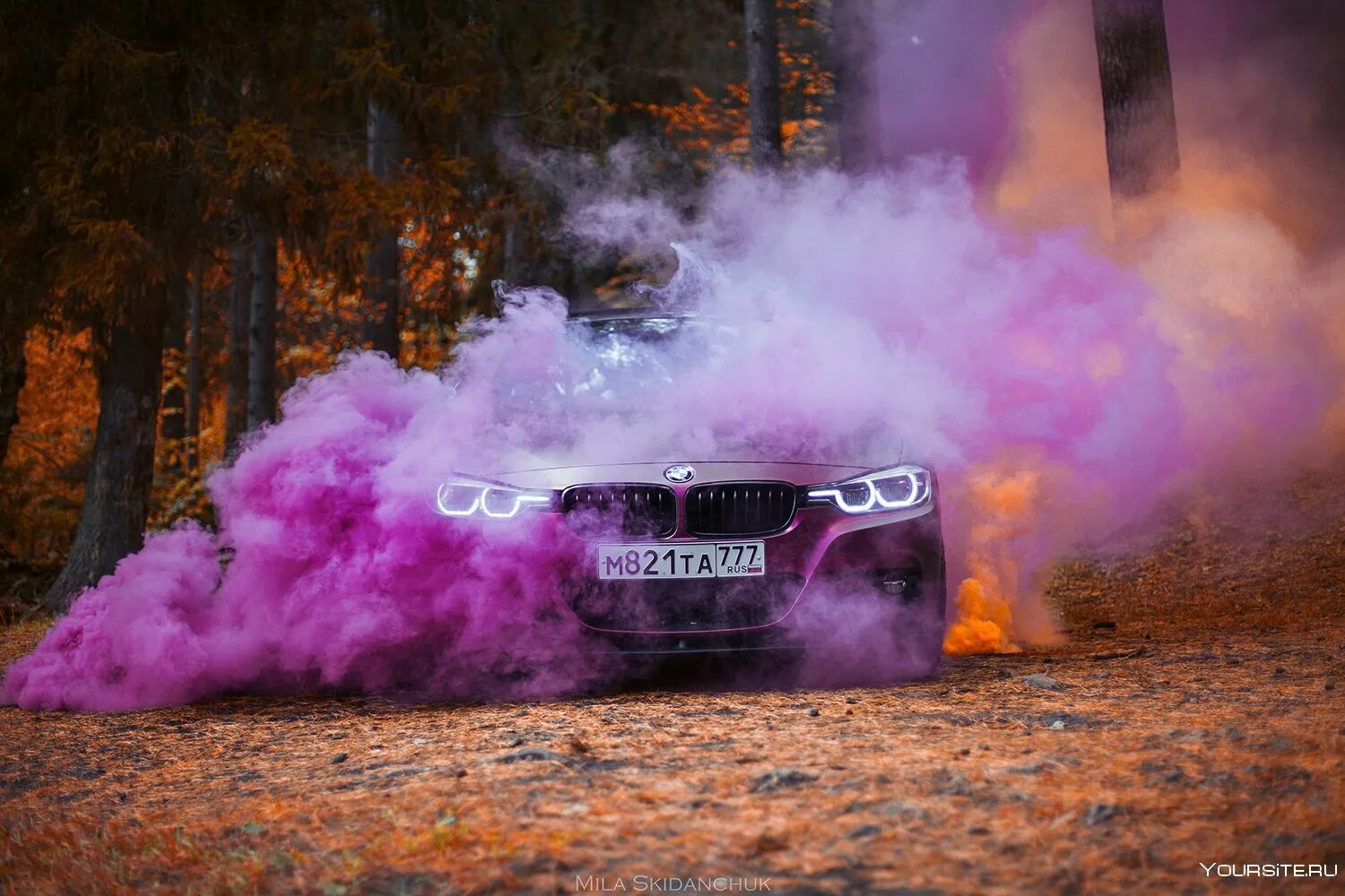 BMW M 5 F 90 С дымовой шашкой. BMW м5 с цветным дымом. БМВ м5 дрифт. Дым машина. Дымом под тобою дорога