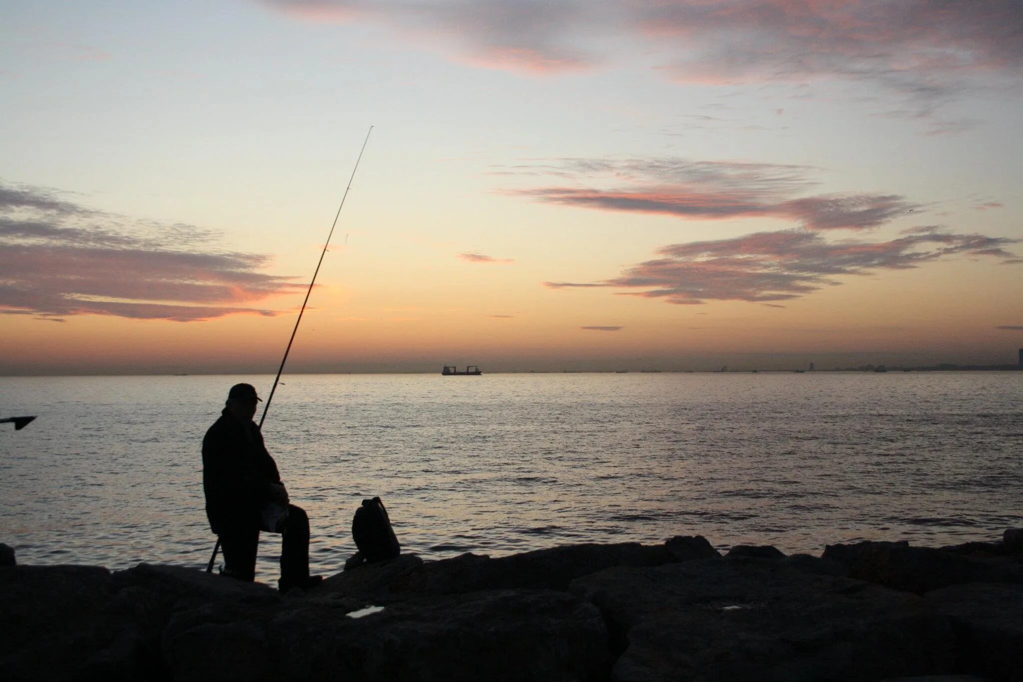 Рыбак на берегу моря. Рыбак на закате. Море рыбалка закат. Рыбак и море на закате. Рыбаки на берегу моря