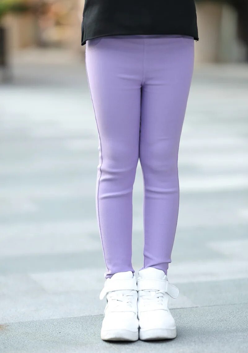 Узкие лосины. Pink фиолетовые штаны. Маленьких девочек в фиолетовых штанах. Фиолетовые брюки детские. Брюки карандаш для девочек.