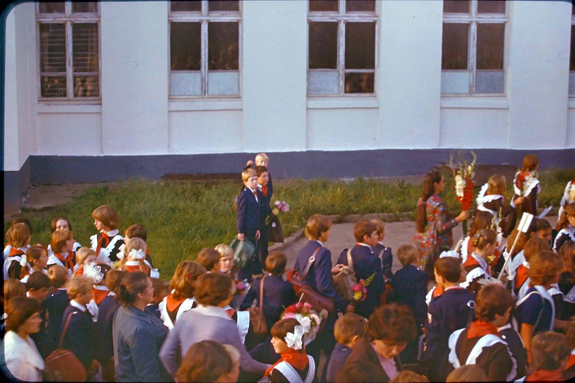 Школа 80 москва. 1 сентября 80 годы. Школа 80 е годы ссср. Школа ссср 1990. Школа ссср 60х.