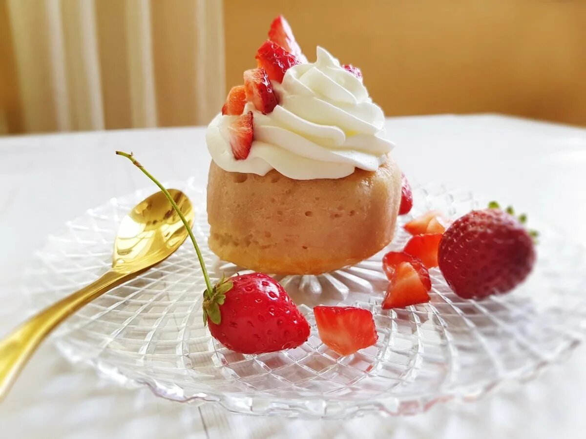 Имя десерт. Десерты. Французские Десерты. Воздушный десерт. Французский десерт с клубникой.